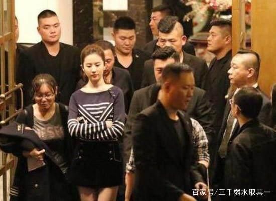 大咖明星，成龍出門帶一群保鏢，范冰冰出門帶一群保鏢，他卻一個人外出買菜！ 