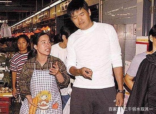 大咖明星，成龍出門帶一群保鏢，范冰冰出門帶一群保鏢，他卻一個人外出買菜！ 
