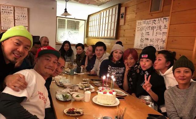 陳奕迅13歲女兒近照曝光！一雙「超美長腿」竟比媽媽高出一大截！網友超羨慕！ 
