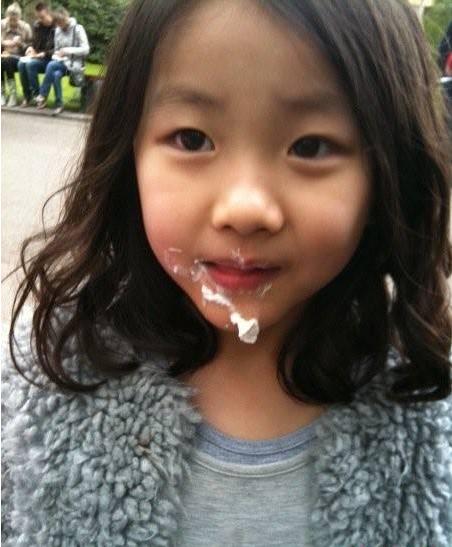陳奕迅13歲女兒近照曝光！一雙「超美長腿」竟比媽媽高出一大截！網友超羨慕！ 