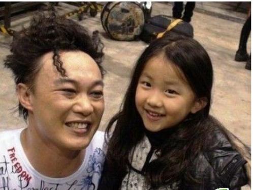 陳奕迅13歲女兒近照曝光！一雙「超美長腿」竟比媽媽高出一大截！網友超羨慕！ 