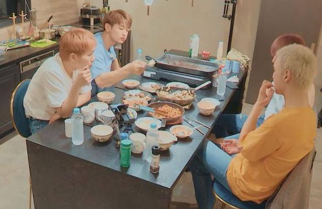 SHINee笑著提金鐘鉉「飯台上依舊有給他的香檳」 