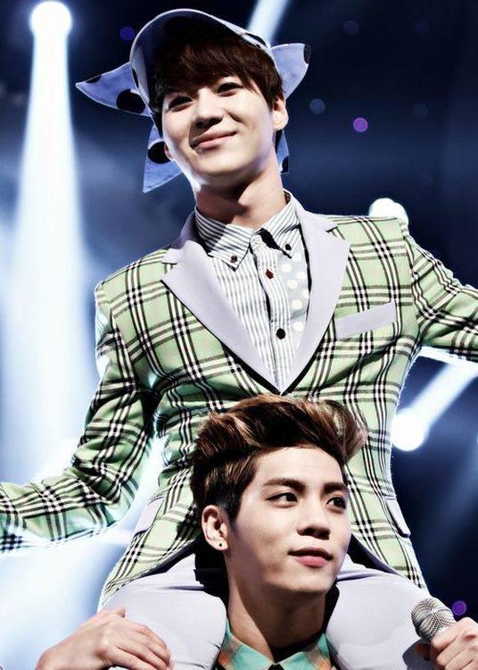 SHINee笑著提金鐘鉉「飯台上依舊有給他的香檳」 