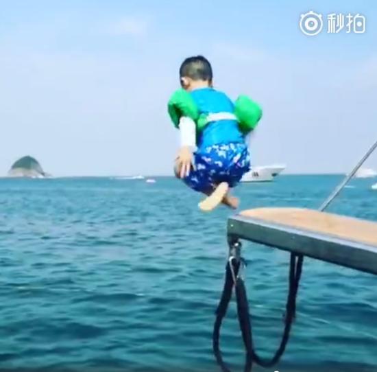 好勇敢！應采兒過生日 Jasper為媽媽表演跳海