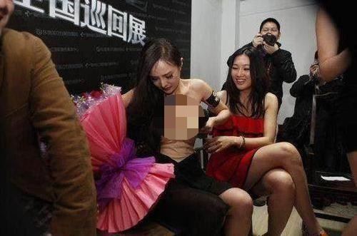 女粉絲太激動當場扯下楊冪的裙子，而她的舉動讓網友大贊! 