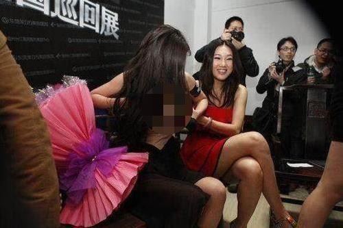 女粉絲太激動當場扯下楊冪的裙子，而她的舉動讓網友大贊! 