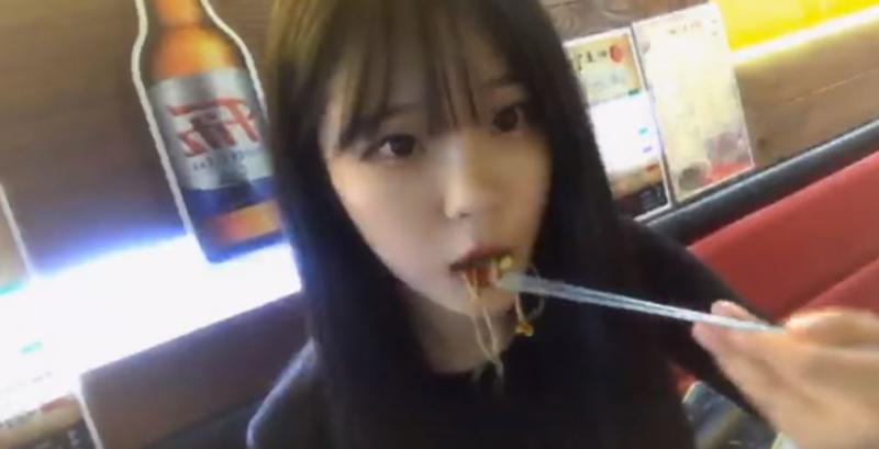 正妹1個人唱KTV「陌生男子突然闖進來」，她臨危不亂「淡定說出一句話…」成功擊退！ 