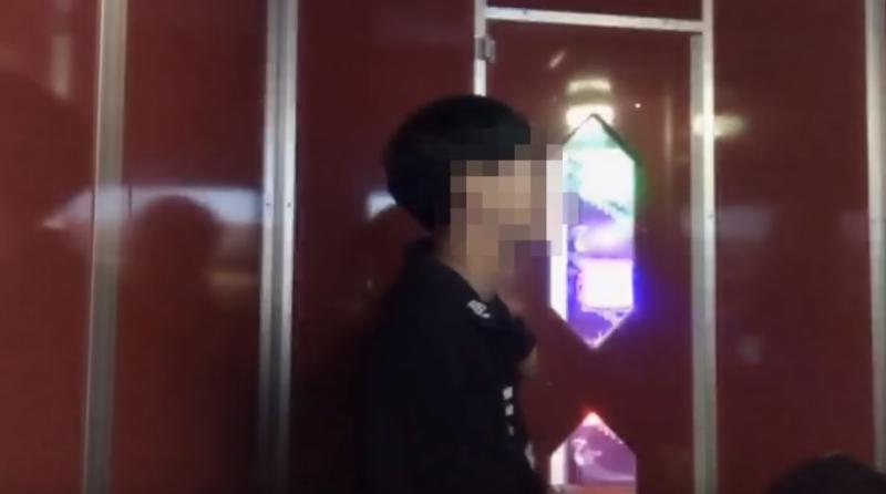 正妹1個人唱KTV「陌生男子突然闖進來」，她臨危不亂「淡定說出一句話…」成功擊退！ 