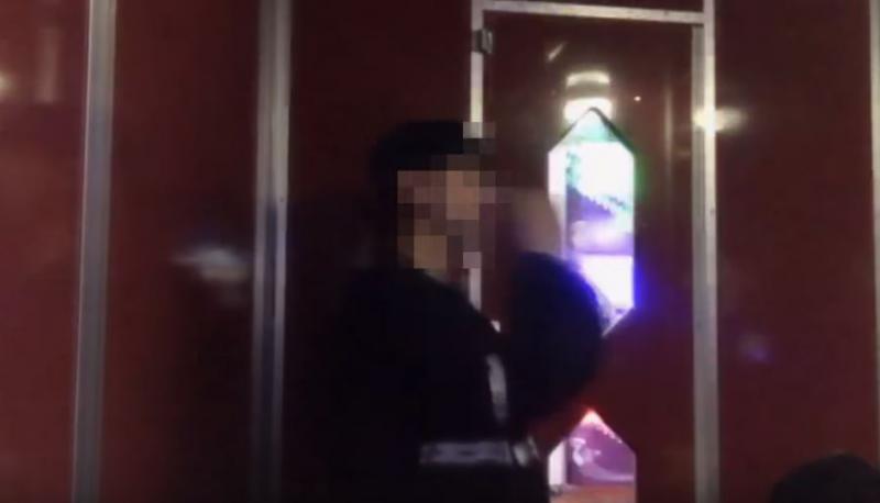 正妹1個人唱KTV「陌生男子突然闖進來」，她臨危不亂「淡定說出一句話…」成功擊退！ 
