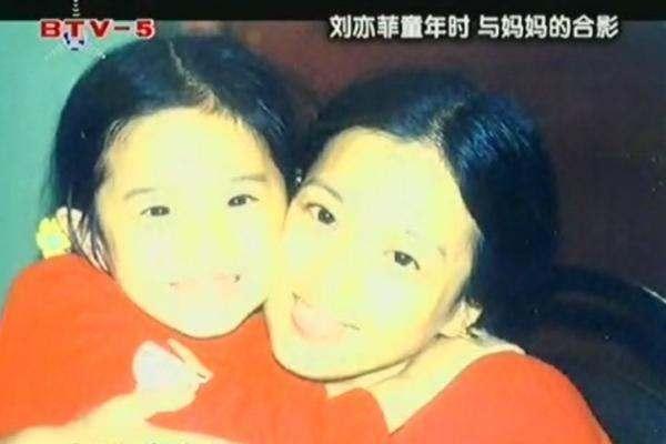 10位當紅明星小時候和媽媽的照片，暴露了優越的家庭條件！