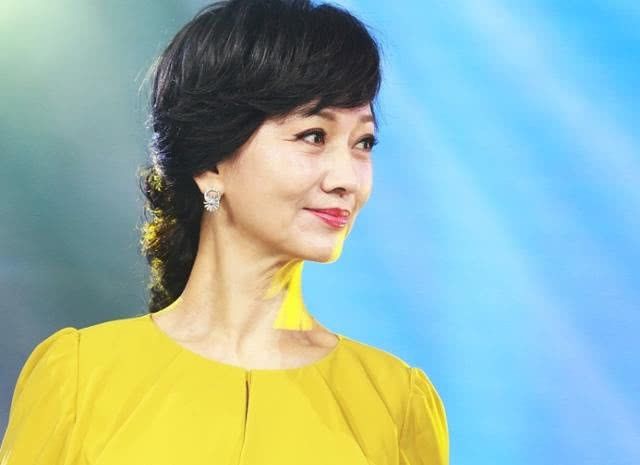 趙雅芝終於有了62歲該有的樣子，網友：這樣很真實，但接受不了！
