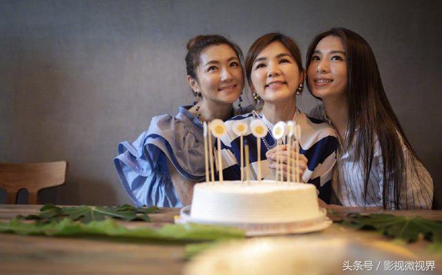 Ella發合照無意暴露Selina胳膊傷疤，這個暖心舉動卻被贊姐妹情深！