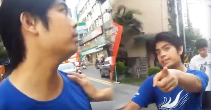 屁孩闖紅燈被警察當場逮到！他不願配合還嗆警：「我叫所有議員來，告你噢…」 最後下場超慘！ 