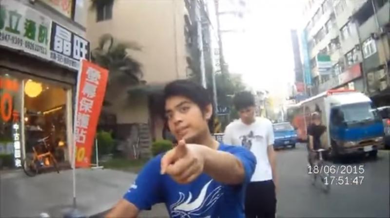 屁孩闖紅燈被警察當場逮到！他不願配合還嗆警：「我叫所有議員來，告你噢…」 最後下場超慘！ 
