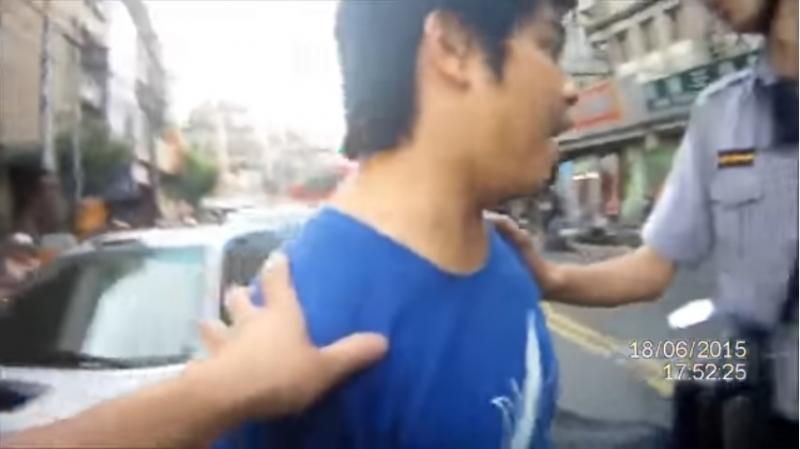 屁孩闖紅燈被警察當場逮到！他不願配合還嗆警：「我叫所有議員來，告你噢…」 最後下場超慘！ 