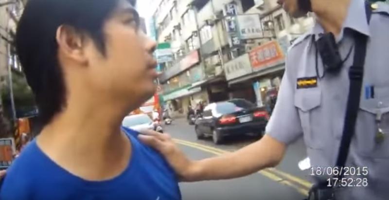 屁孩闖紅燈被警察當場逮到！他不願配合還嗆警：「我叫所有議員來，告你噢…」 最後下場超慘！ 