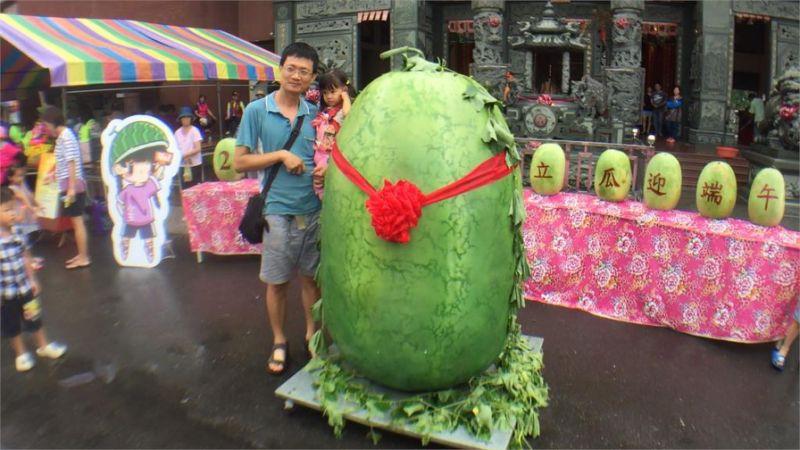 國道上驚見「巨無霸西瓜狂奔」　網友笑翻「裡面有工讀生嗎」主人回應了 