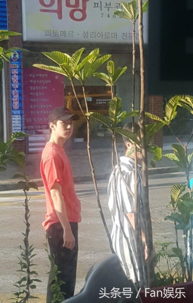 EXO吳世勳素顏偶遇路人，竟然主動求合影！這還是我的貴族勳嗎？ 