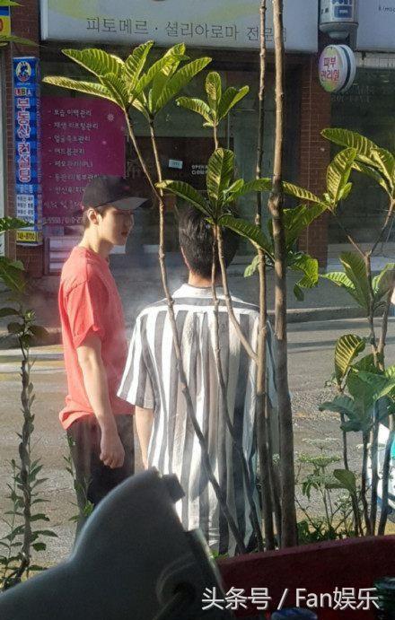 EXO吳世勳素顏偶遇路人，竟然主動求合影！這還是我的貴族勳嗎？ 