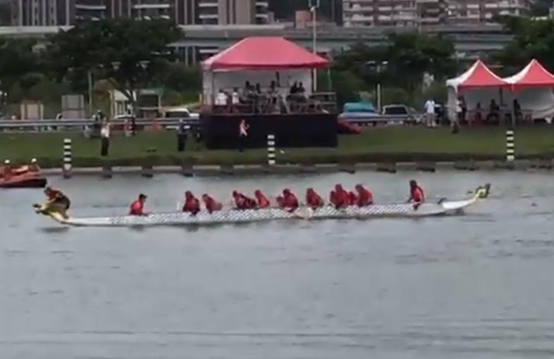 龍舟奮力奪旗「龍頭ㄆㄧㄚ一聲」奪標手直接落水　專家憂心：「這可能是不祥之兆」 
