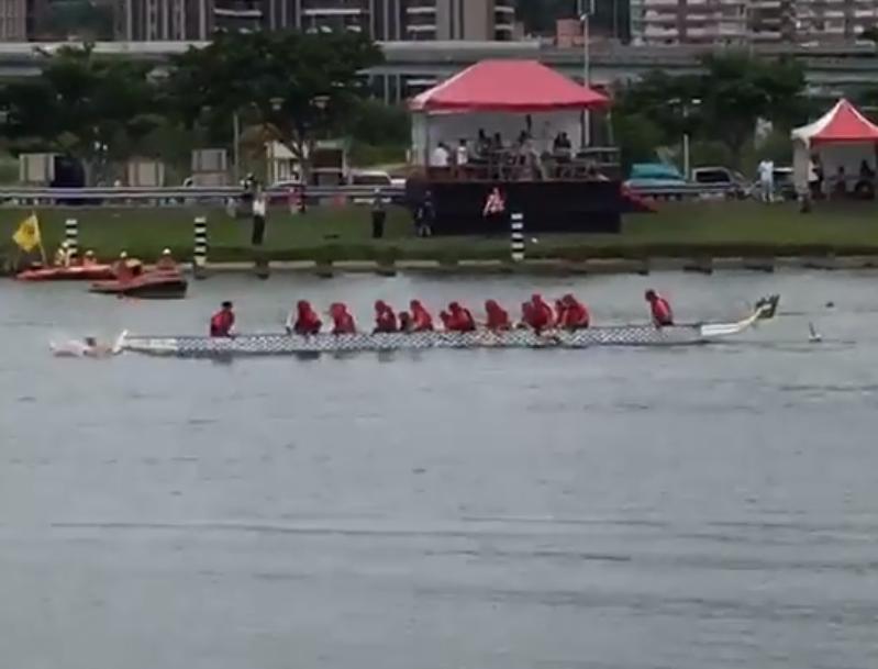 龍舟奮力奪旗「龍頭ㄆㄧㄚ一聲」奪標手直接落水　專家憂心：「這可能是不祥之兆」 