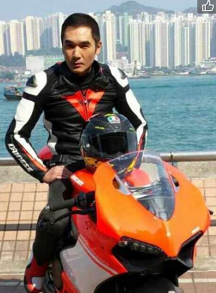 55歲方中信近照，妻子因成龍被吐槽太醜，挑戰「弱智」成自己夢想 