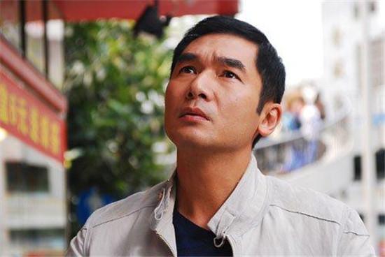 55歲方中信近照，妻子因成龍被吐槽太醜，挑戰「弱智」成自己夢想 