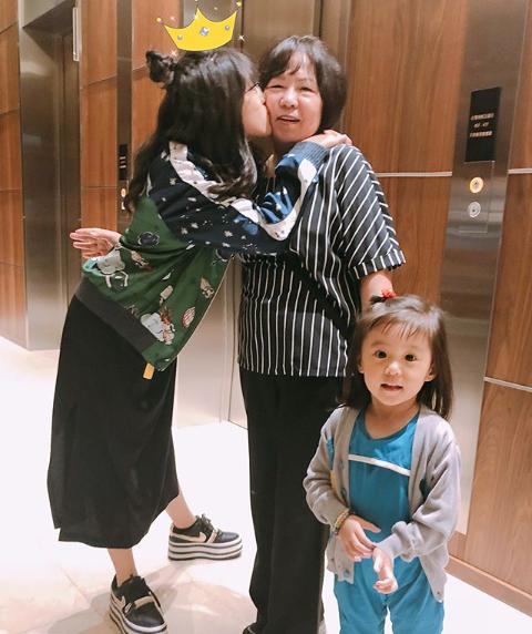 母女一秒變姐妹賈靜雯13歲大女兒梧桐妹長大了！與媽媽並肩合照完全看不出是母女！ 