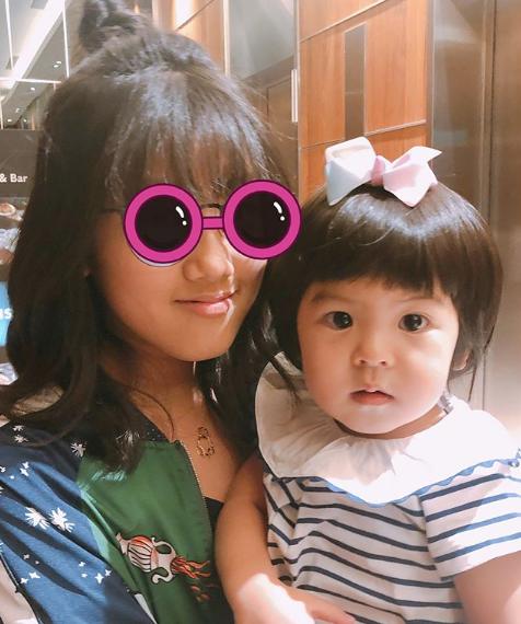 母女一秒變姐妹賈靜雯13歲大女兒梧桐妹長大了！與媽媽並肩合照完全看不出是母女！ 