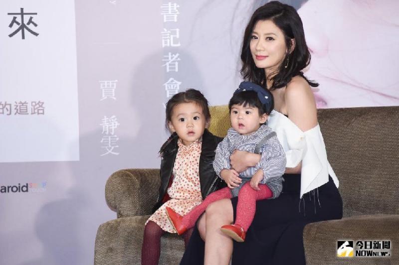 43歲賈靜雯「女神顏值」不再？出席活動「最新照片曝光」讓網友驚呼：老太多了！ 
