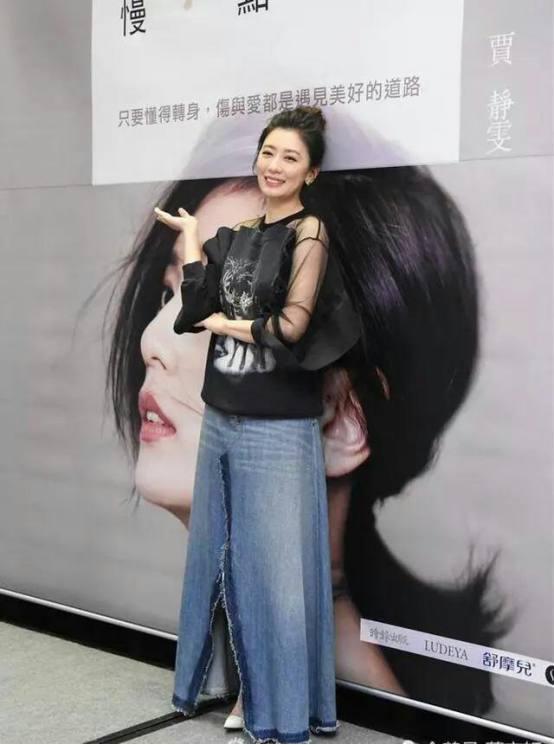 43歲賈靜雯「女神顏值」不再？出席活動「最新照片曝光」讓網友驚呼：老太多了！ 