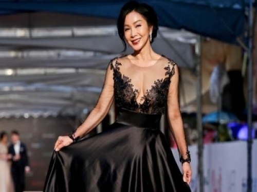 61歲陳美鳳「近照曝光」竟撞臉謝金燕！網友：「還以為是姊姊！」她坦言：「很喜歡這樣的改變！」 