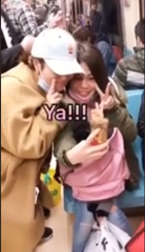 捷運上看影片突然被打斷，抬頭一看竟是「女偶像」粉絲瞬間驚呆！這些明星都好親民！ 