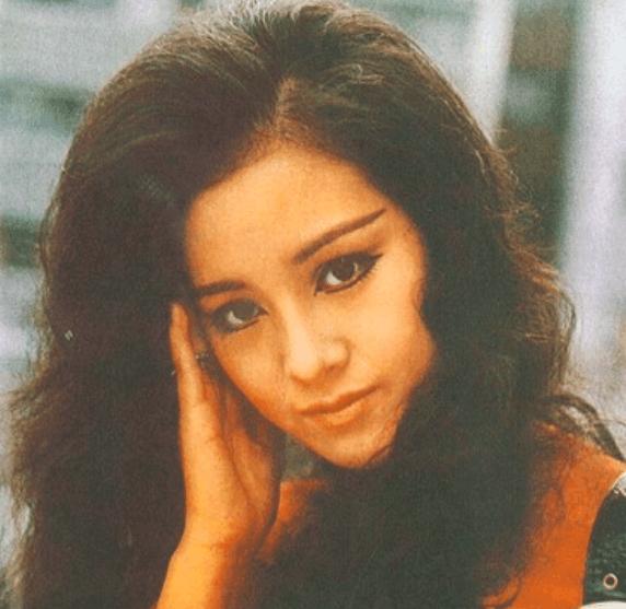 19歲出道成國際巨星，嫁入豪門遭冷落40年，獨吞百億資產卻被人叫好！