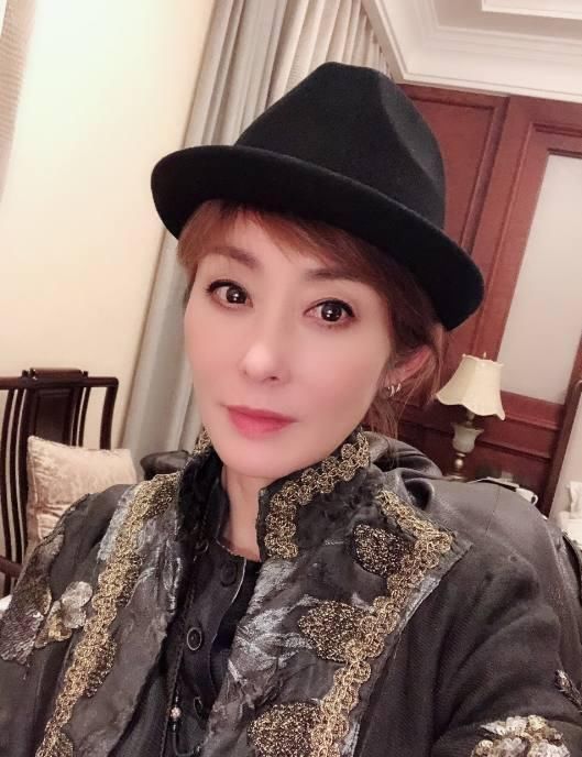 當50歲的張敏遇見50歲的陳紅，網友：自然老去的臉看起來就是舒服！
