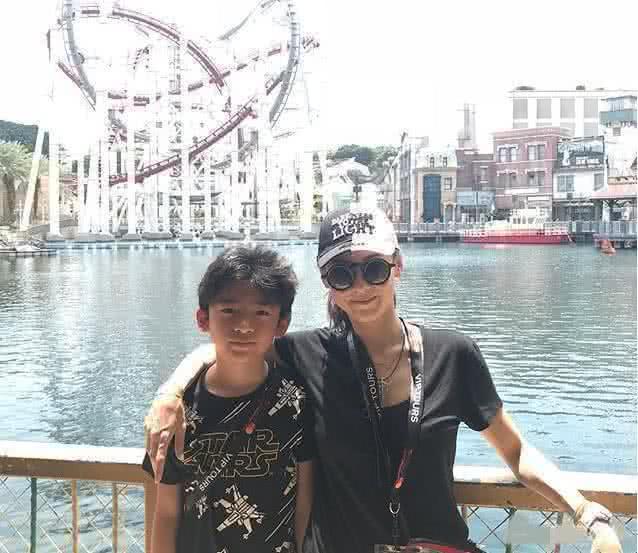 張柏芝基因太強大，8歲小兒子長開了，顏值遠超謝霆鋒！
