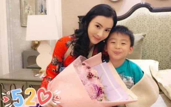 張柏芝基因太強大，8歲小兒子長開了，顏值遠超謝霆鋒！