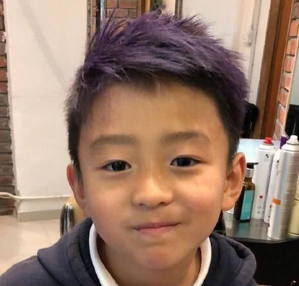 張柏芝基因太強大，8歲小兒子長開了，顏值遠超謝霆鋒！