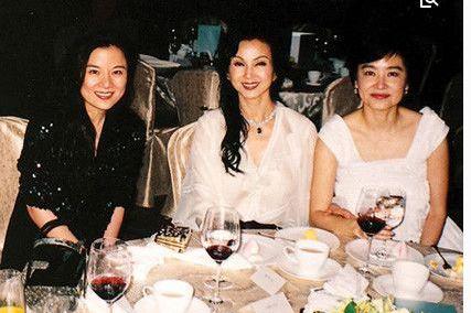 童星出身嫁入豪門，丈夫出軌分得4億分手費，如今61歲宛如40歲！