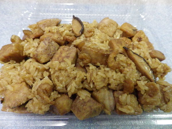 芋頭飯 簡易做法~統統材料炒香後，倒入電飯鍋『一鍋熟』就好了!!!