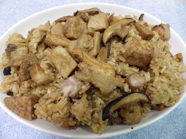 芋頭飯 簡易做法~統統材料炒香後，倒入電飯鍋『一鍋熟』就好了!!!