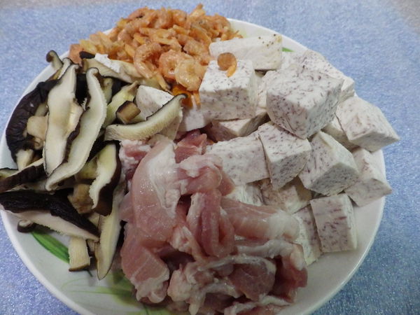 芋頭飯 簡易做法~統統材料炒香後，倒入電飯鍋『一鍋熟』就好了!!!