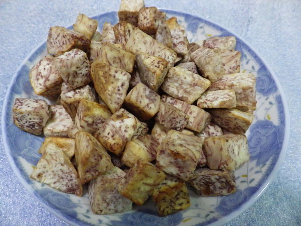 芋頭飯 簡易做法~統統材料炒香後，倒入電飯鍋『一鍋熟』就好了!!!