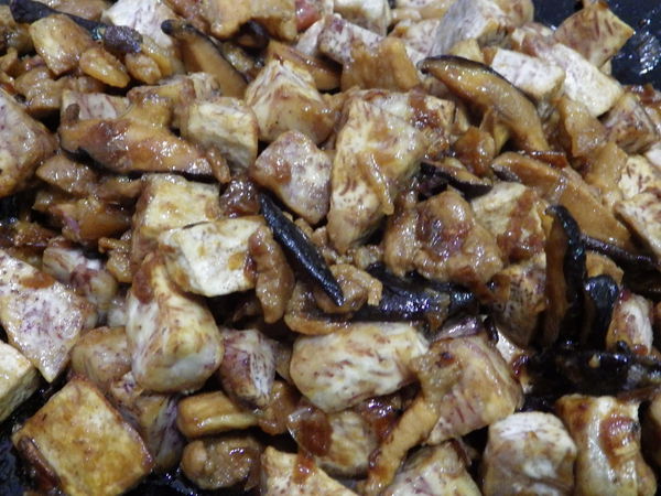 芋頭飯 簡易做法~統統材料炒香後，倒入電飯鍋『一鍋熟』就好了!!!
