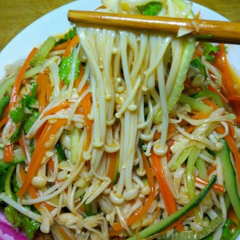 叔叔在餐廳做廚師，我們每次去吃飯的時候，爸爸都會叫叔叔做「涼拌金針菇」只因叔叔做的金針菇是這樣做的！超級好吃！ 
