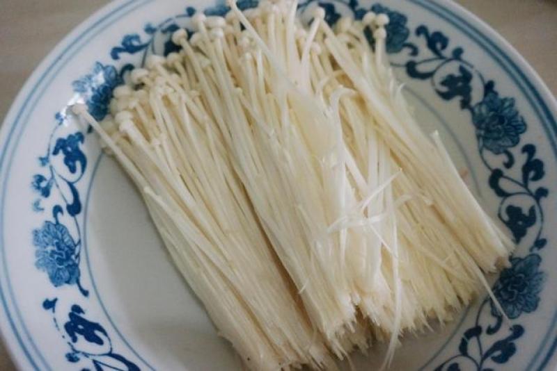 叔叔在餐廳做廚師，我們每次去吃飯的時候，爸爸都會叫叔叔做「涼拌金針菇」只因叔叔做的金針菇是這樣做的！超級好吃！ 