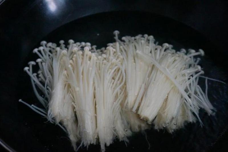 叔叔在餐廳做廚師，我們每次去吃飯的時候，爸爸都會叫叔叔做「涼拌金針菇」只因叔叔做的金針菇是這樣做的！超級好吃！ 