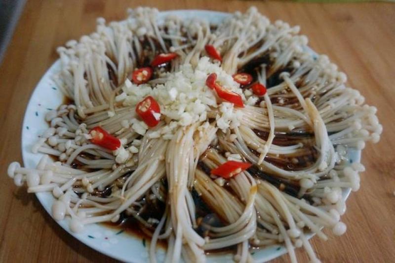 叔叔在餐廳做廚師，我們每次去吃飯的時候，爸爸都會叫叔叔做「涼拌金針菇」只因叔叔做的金針菇是這樣做的！超級好吃！ 