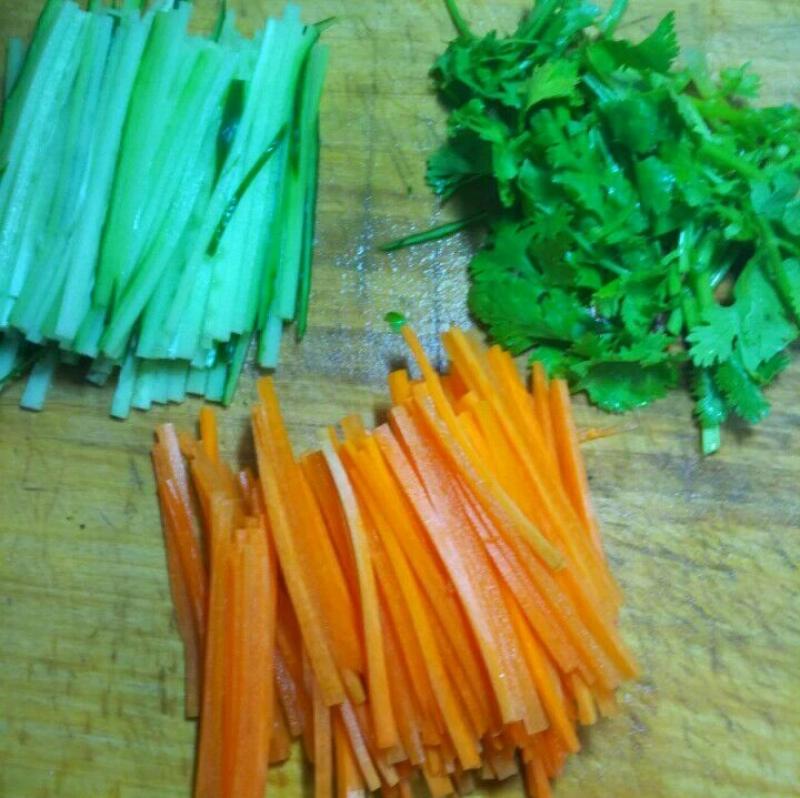 叔叔在餐廳做廚師，我們每次去吃飯的時候，爸爸都會叫叔叔做「涼拌金針菇」只因叔叔做的金針菇是這樣做的！超級好吃！ 