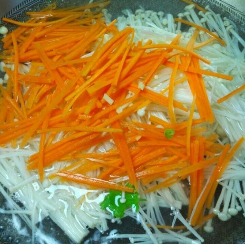 叔叔在餐廳做廚師，我們每次去吃飯的時候，爸爸都會叫叔叔做「涼拌金針菇」只因叔叔做的金針菇是這樣做的！超級好吃！ 